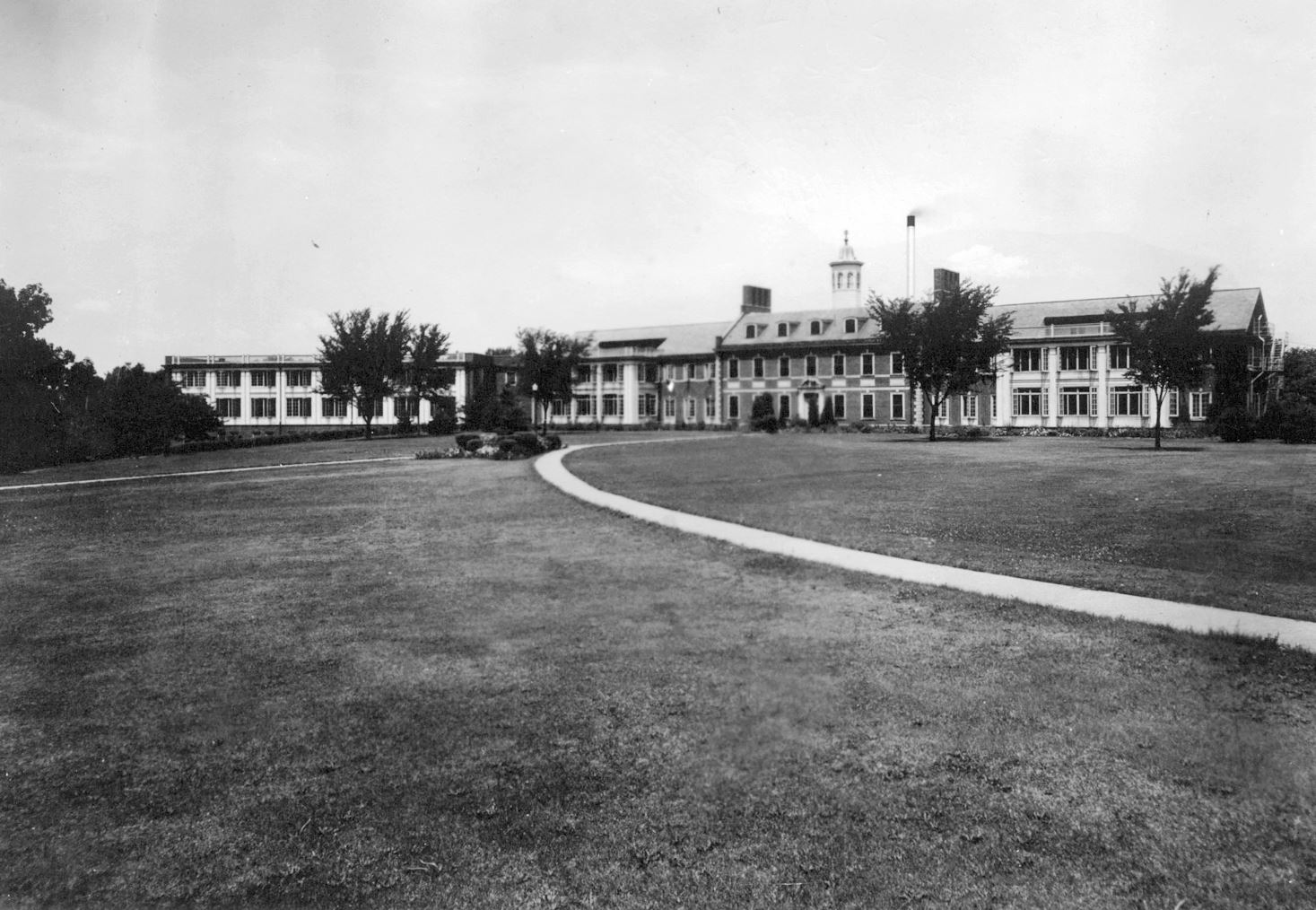 Historic photo of the Broadlawns campus, 1940s, featuring vast lawns